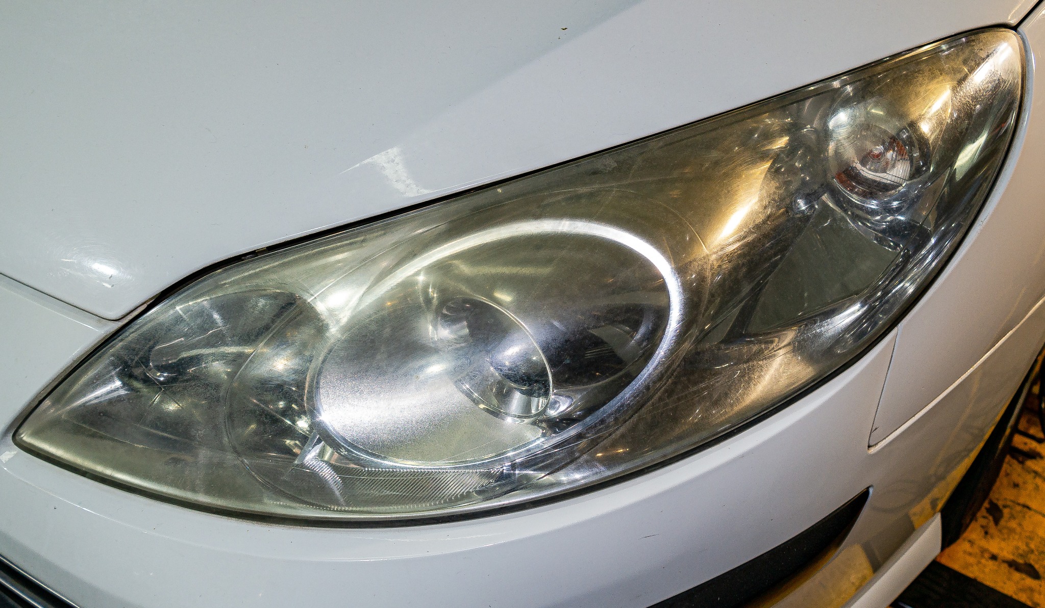 Zdjęcie reflektora przed polerowaniem