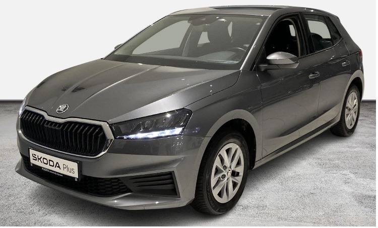 Szary samochód Skoda Fabia Plus, widok z przodu, oświetlenie dzienne, na jasnym tle.