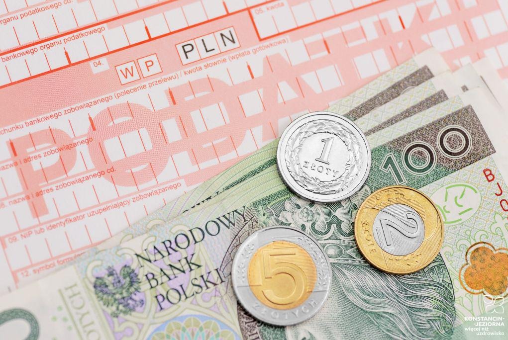 Formularz WP z monetami 1, 2 i 5 zł oraz banknotem 100 zł. Elementy związane z finansami i płatnościami, sugerujące usługi księgowe lub doradztwo podatkowe.