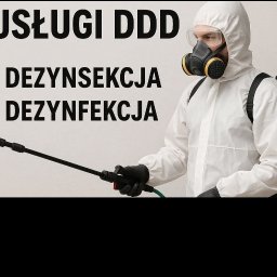 Skiuba Jakub Żurawski - Pracownik w kombinezonie ochronnym i masce, z opryskiwaczem, gotowy do dezynsekcji i dezynfekcji. Widoczny napis 'Usługi DDD'.