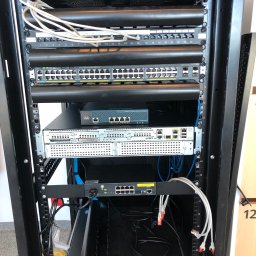 Montaż sprzętu sieciowego w szafie rack (switch, router, WLC, UPS)