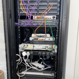 Dawid Januszek - Wymiana części sprzętu sieciowego w szafie rack