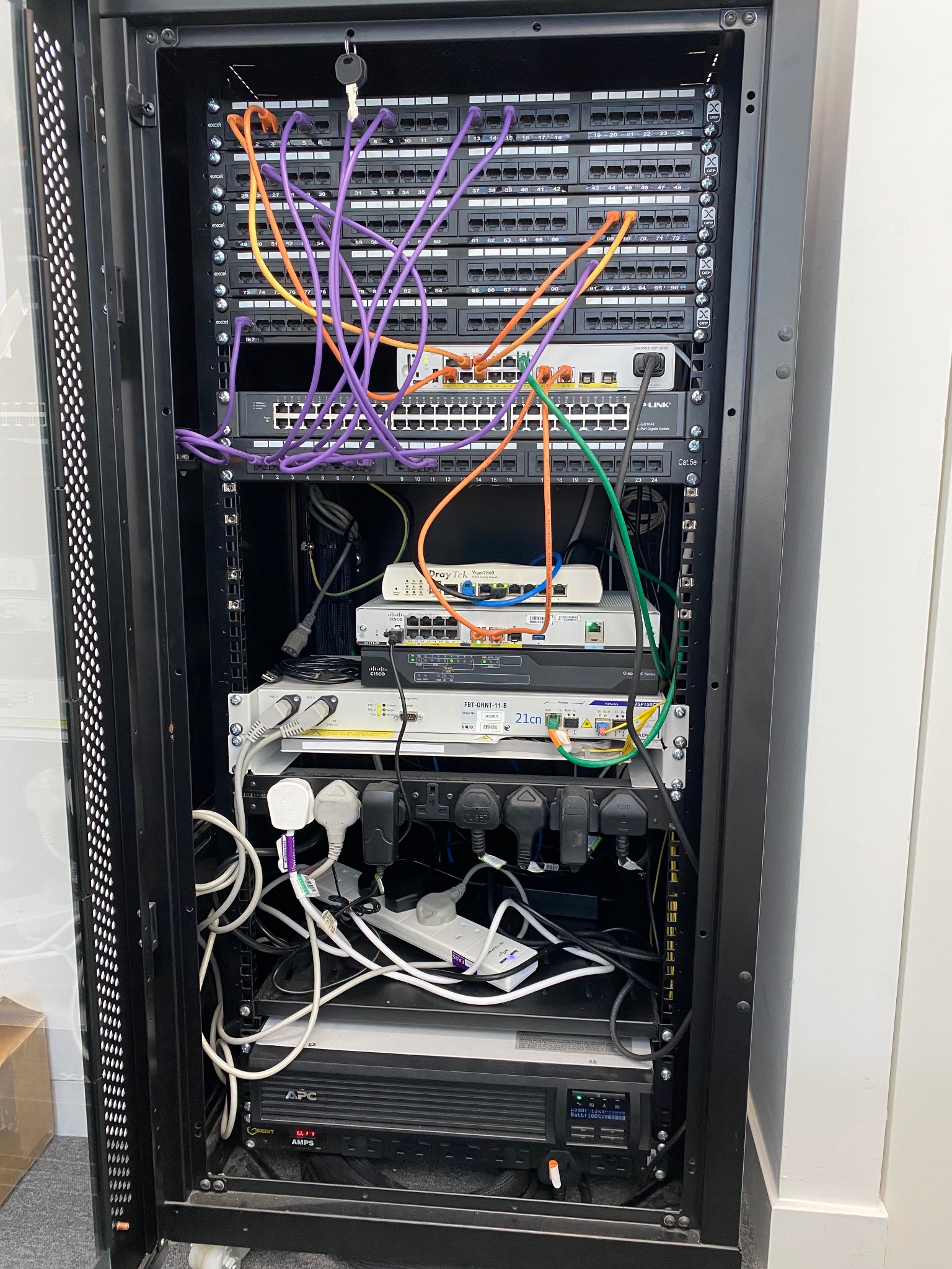 Wymiana części sprzętu sieciowego w szafie rack