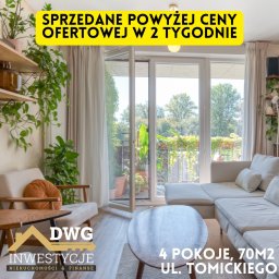 DWG Inwestycje Nieruchomości i Finanse - Jasne wnętrze salonu z wyjściem na balkon, na pierwszym planie okrągły stolik kawowy, sofa narożna i fotel, w rogu logo agencji nieruchomości z informacją o sprzedaży mieszkania powyżej ceny...