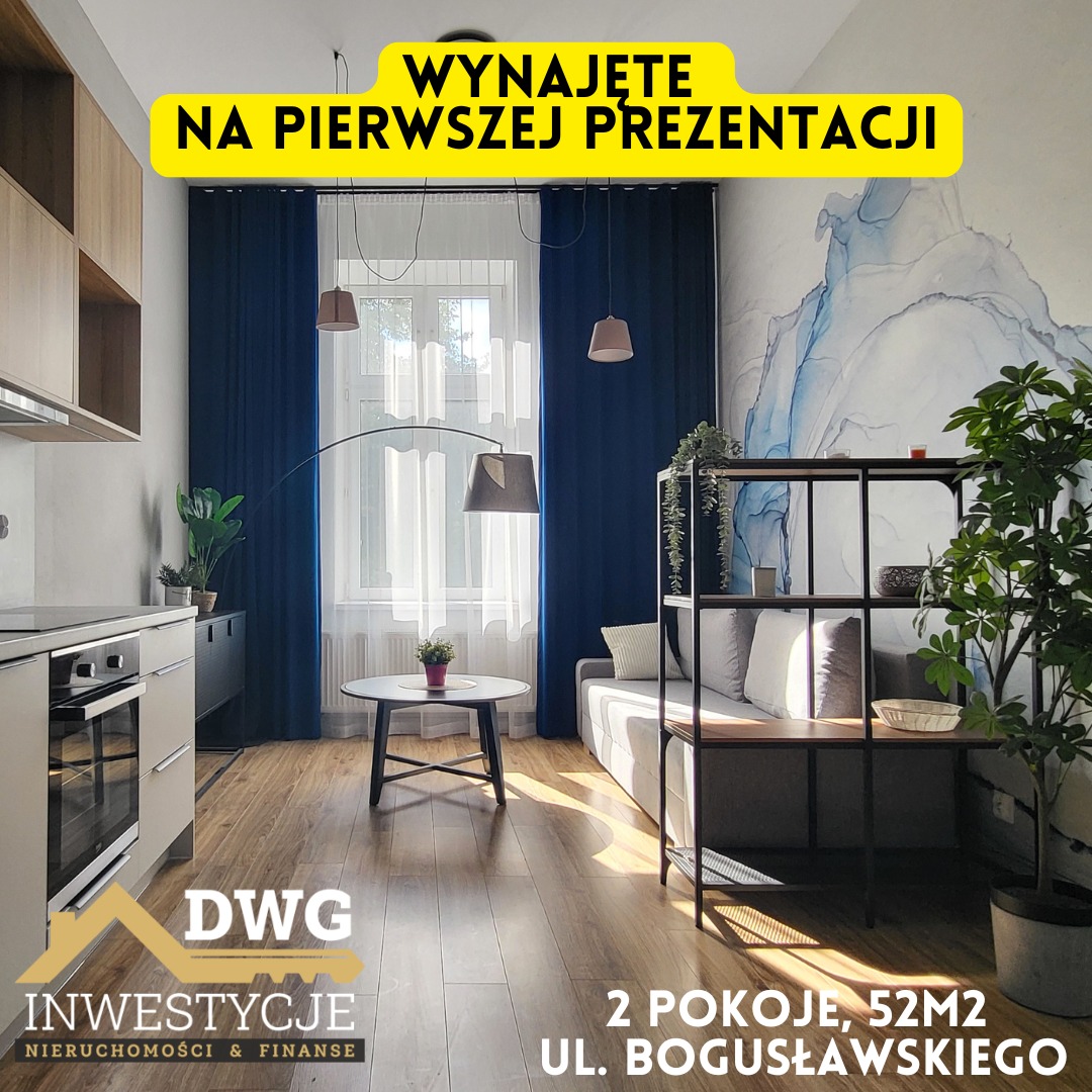 Jasne wnętrze mieszkania w Krakowie z aneksem kuchennym, sofą i dekoracyjną ścianą w odcieniach błękitu. Na zdjęciu widoczny napis 'Wynajęte na pierwszej prezentacji'.