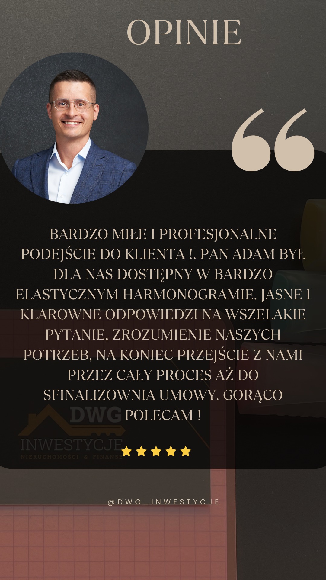 Referencja od klienta z uśmiechniętym mężczyzną w marynarce, tekst opinii, logo firmy DWG Inwestycje i pięć gwiazdek.