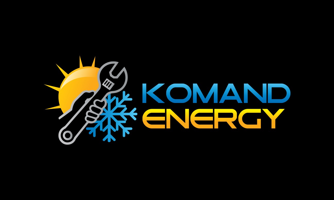 Graficzne logo firmy z nazwą 'KOMAND ENERGY' w kolorach niebieskim i żółtym, przedstawiające słońce, klucz francuski trzymany w dłoni oraz płatek śniegu na czarnym tle.