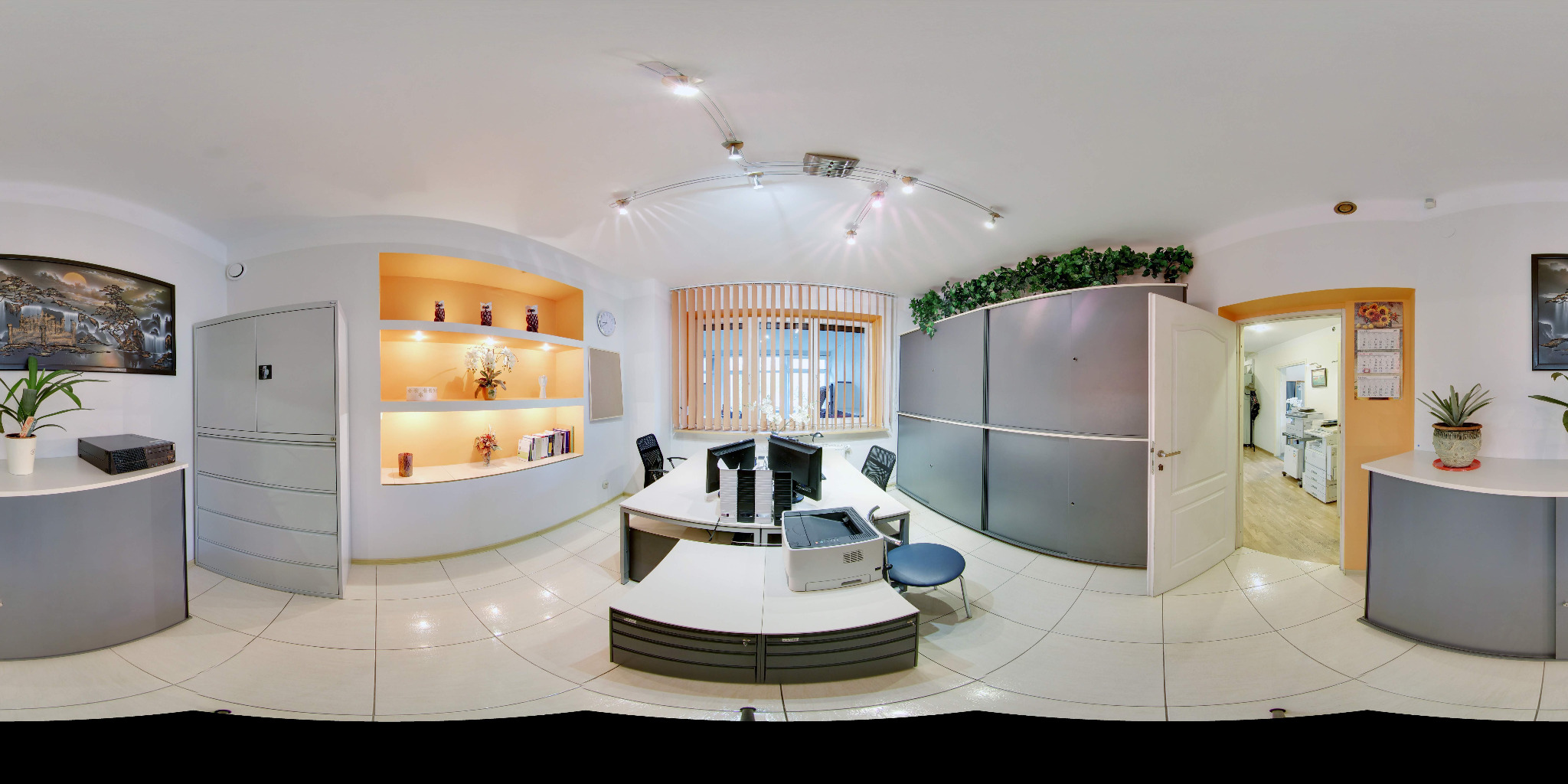Wnętrze biura z biurkami, komputerami, szafami i dekoracjami, sfotografowane w trybie 360 stopni.