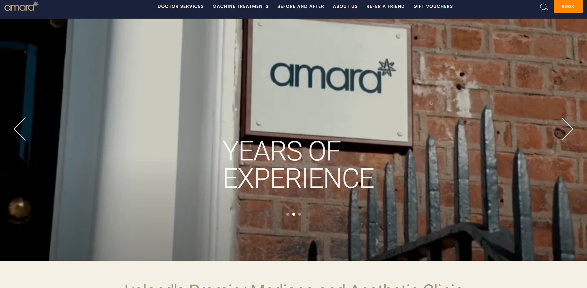 Zewnętrzny widok budynku z szyldem firmy 'amara' na ceglanej ścianie, z metalowym ogrodzeniem w dolnej części kadru i tekstem 'YEARS OF EXPERIENCE' na pierwszym planie.