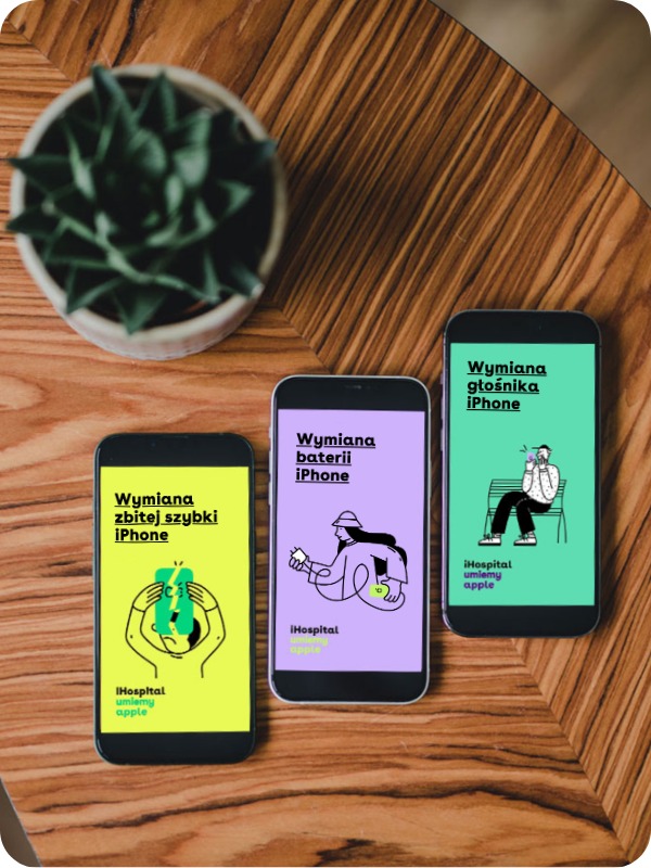 Trzy telefony iPhone z wyświetlanymi reklamami usług: wymiana zbitej szybki, wymiana baterii i wymiana głośnika, leżące na drewnianym stole obok doniczki z sukulentem.