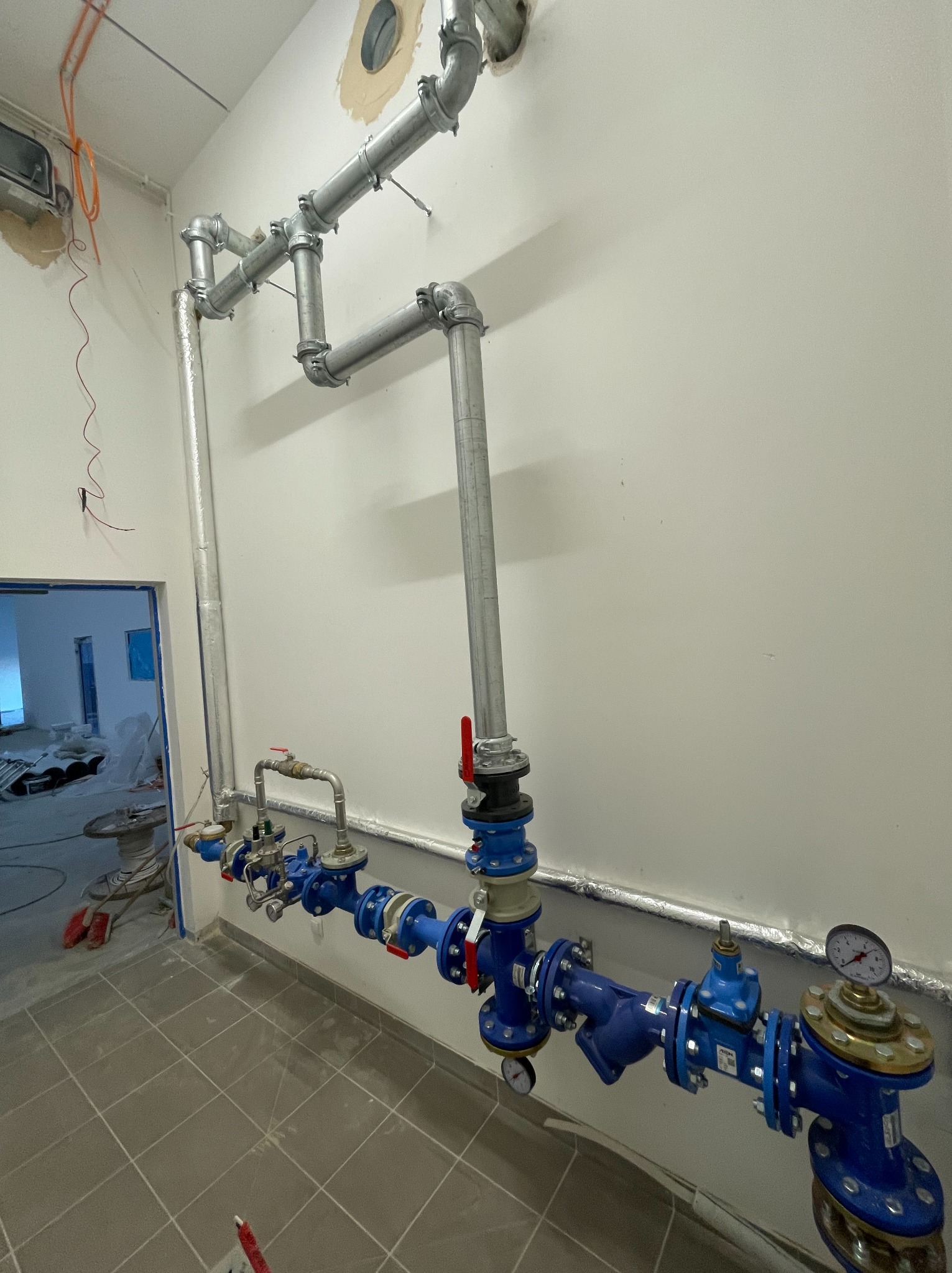 Uzbrojenie pomieszczenia 'hydroforni' na przyłączu wodociągowym wraz z rozdziałem wody użytkowej i instalacji ppoż