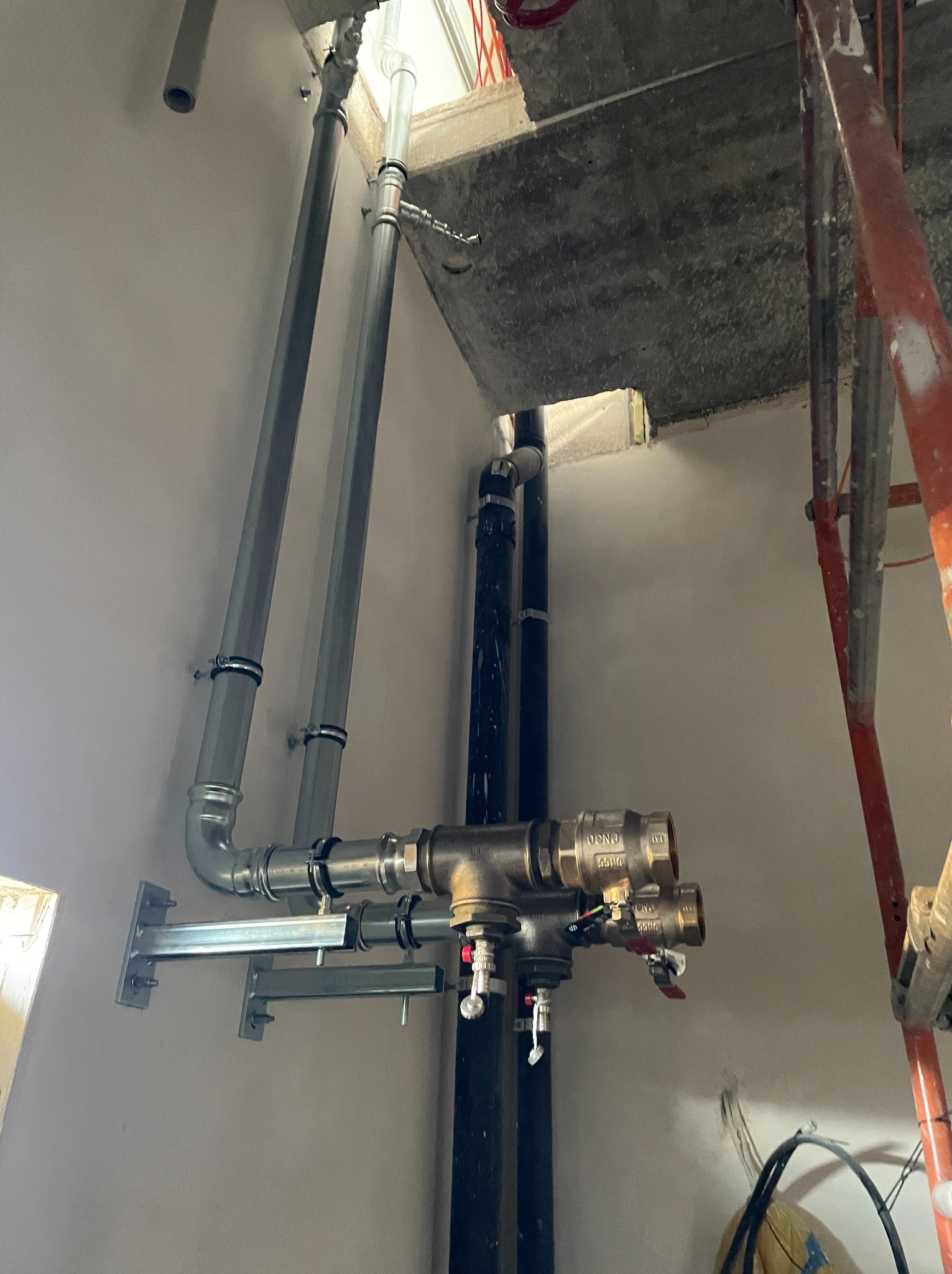 Instalacja ciepła technicznego w hali produkcyjnej