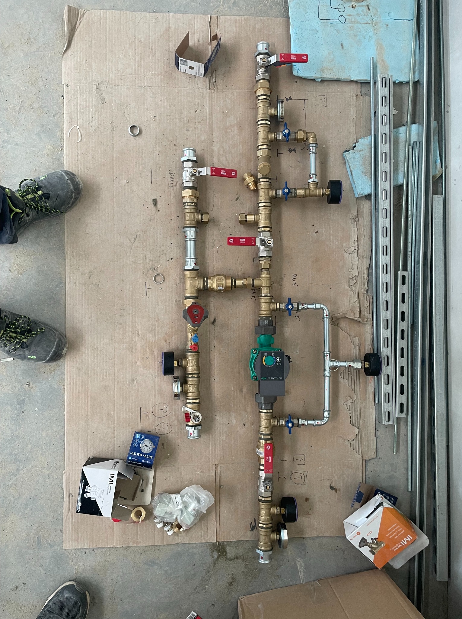 Węzeł centrali wentylacyjnej z wbudowaną nagrzewnicą w instalacji CO hali produkcyjnej