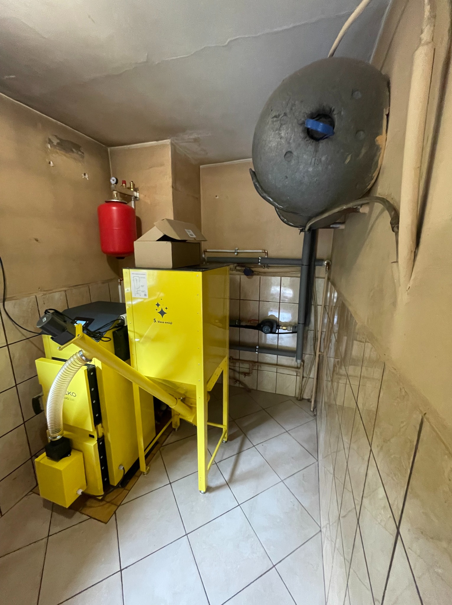 Uzbrojenie kotłowni w kocioł pelletowy w pomieszczeniu o kompaktowych rozmiarach