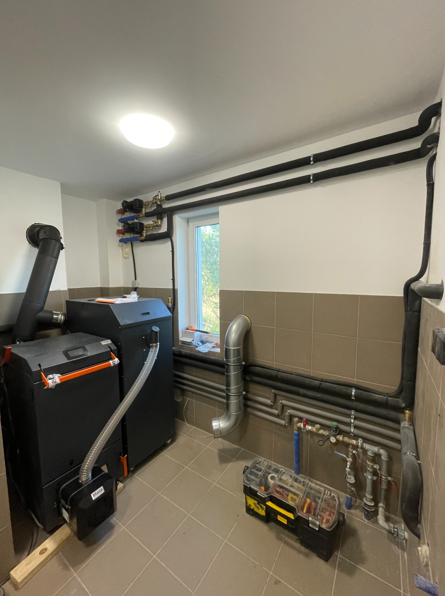 Uzbrojenie kotłowni w kocioł kombi (zgazowujący drewno oraz pelletowy) w domu jednorodzinnym