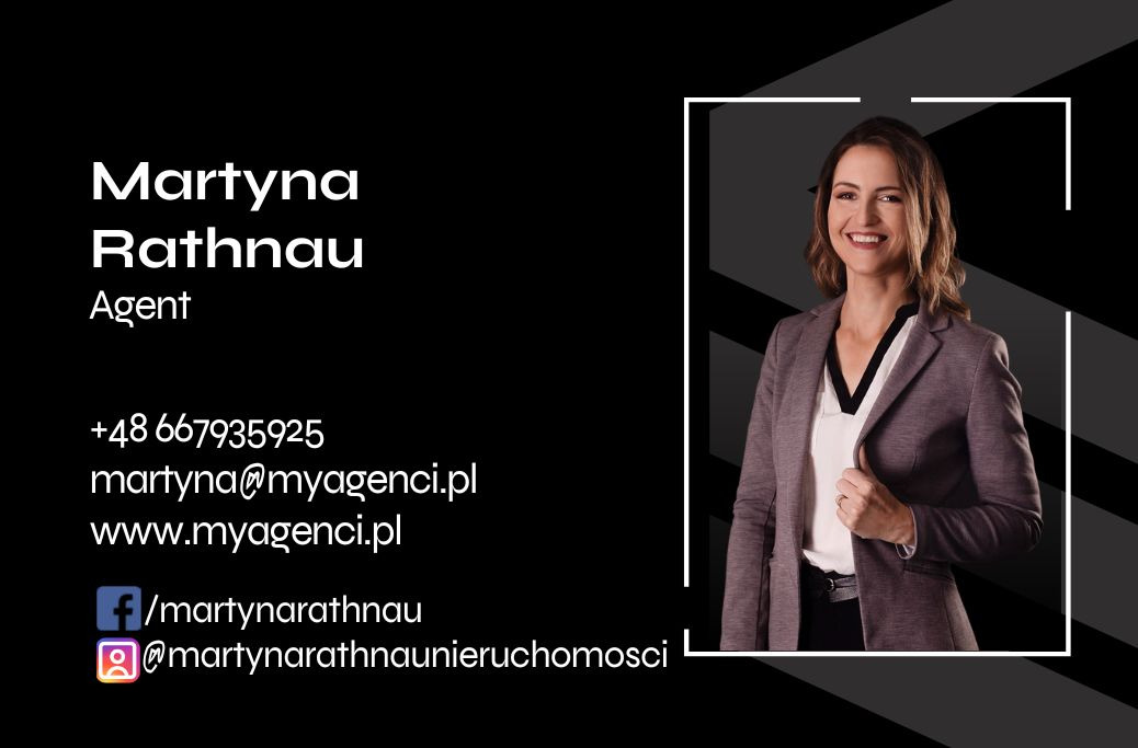 Portret uśmiechniętej agentki nieruchomości Martyny Rathnau w szarej marynarce, z danymi kontaktowymi i logotypami mediów społecznościowych po lewej stronie.
