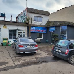 Wejście po prawej stronie posesji 