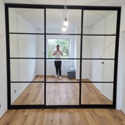 EMPEDE - Meble Podłogi Drzwi - Szafa z drzwiami przesuwnymi, z trzema frontami szklanymi