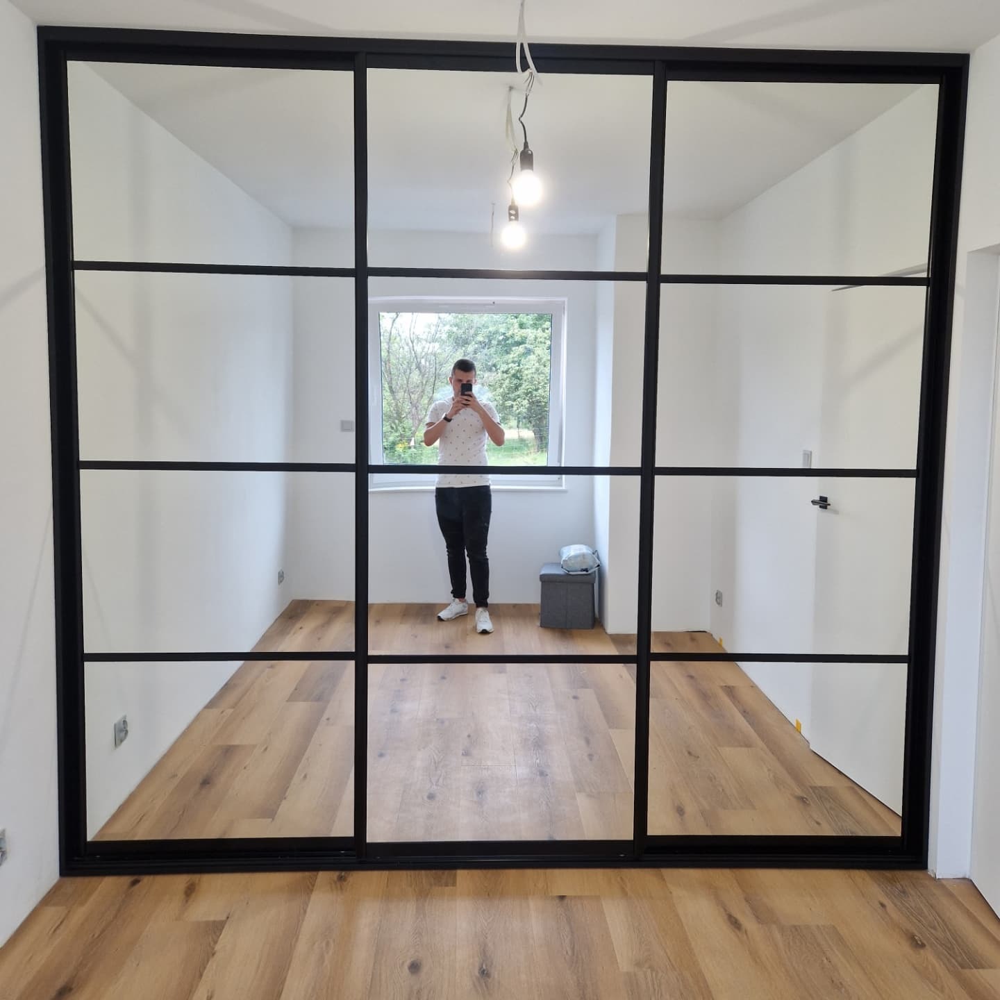 Szafa z drzwiami przesuwnymi, z trzema frontami szklanymi