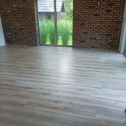 Sala przeznaczona na siłownię w domu prywatnym, LVT dryback Fatra Marillo, listwy Lagrus R5