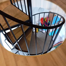 Wykonanie podłogi z panela LVT Marillo oraz dywaników schodowych z wykładziny Astoria wraz z obszyciem. Listwa przypodłogowa marki VOX