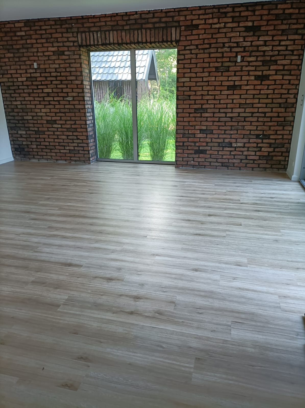 Sala przeznaczona na siłownię w domu prywatnym, LVT dryback Fatra Marillo, listwy Lagrus R5