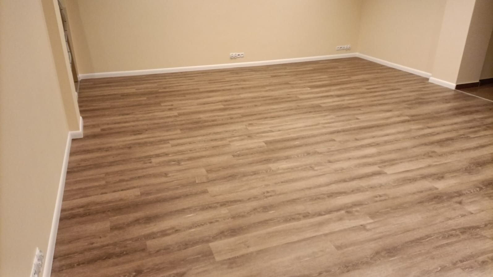 Montaż Fatra Marillo w biurze, listwa spieniona