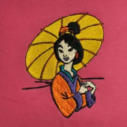Różowa koszulka z haftowaną postacią kobiety z parasolem w stylu inspirowanym kulturą azjatycką, wykonana techniką haftu komputerowego.