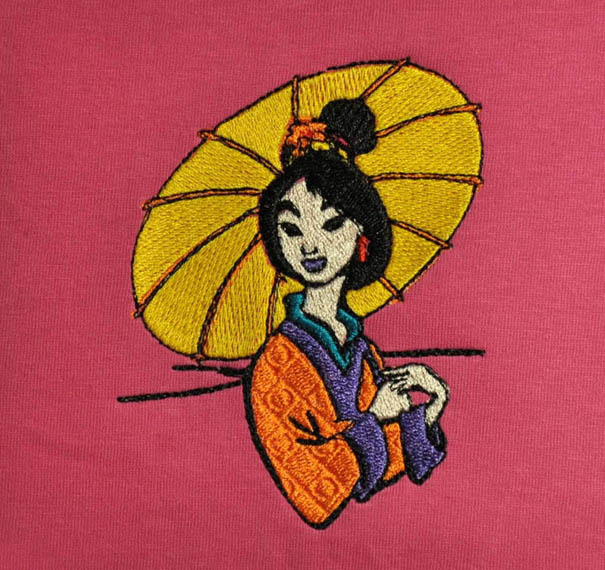 Różowa koszulka z haftowaną postacią kobiety z parasolem w stylu inspirowanym kulturą azjatycką, wykonana techniką haftu komputerowego.