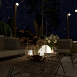 Oświetlony ogród nocą z rattanowymi meblami: sofa z poduszkami, stolik z lampionami i dekoracyjną misą. W tle roślinność i lampki ogrodowe.