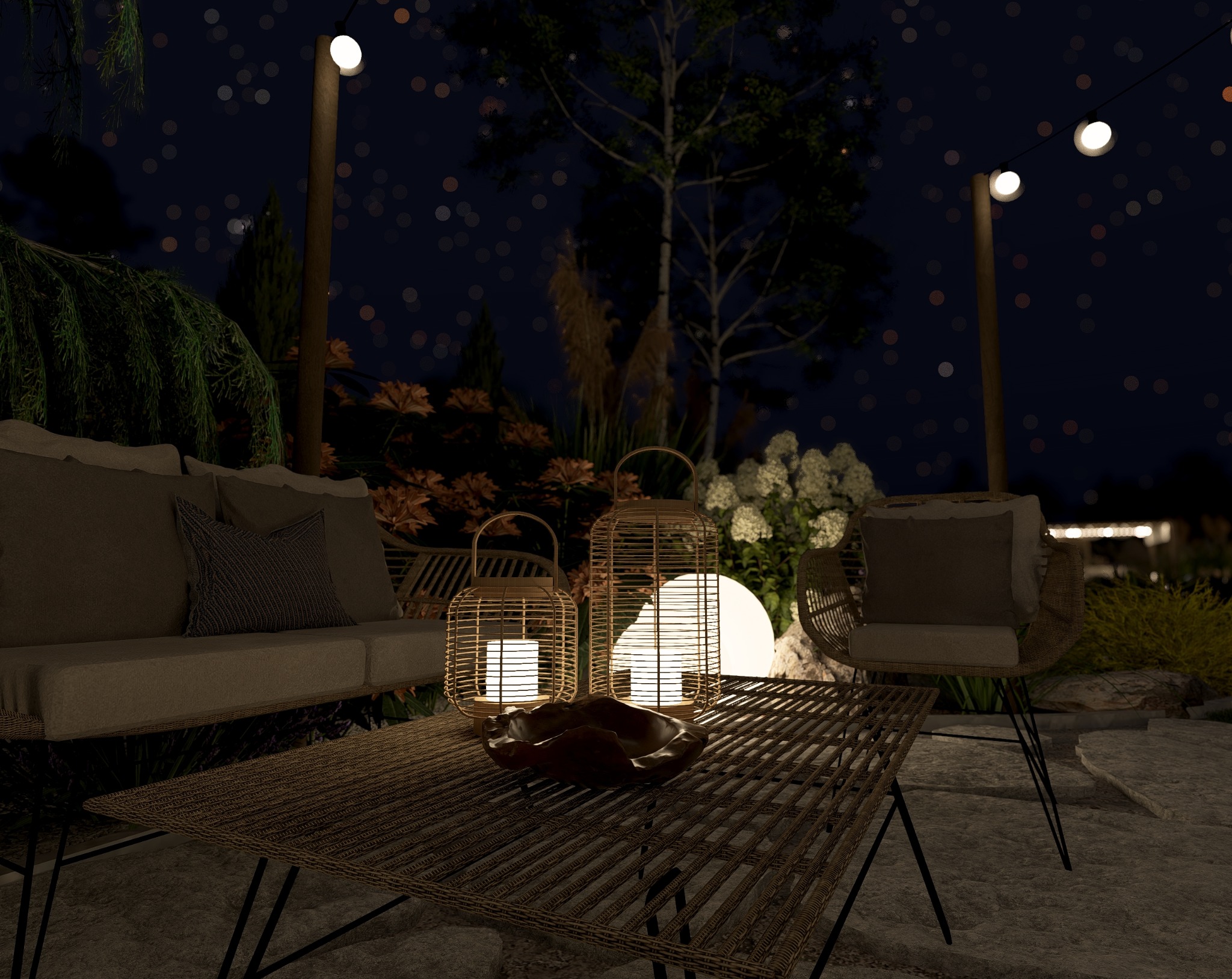 Oświetlony ogród nocą z rattanowymi meblami: sofa z poduszkami, stolik z lampionami i dekoracyjną misą. W tle roślinność i lampki ogrodowe.