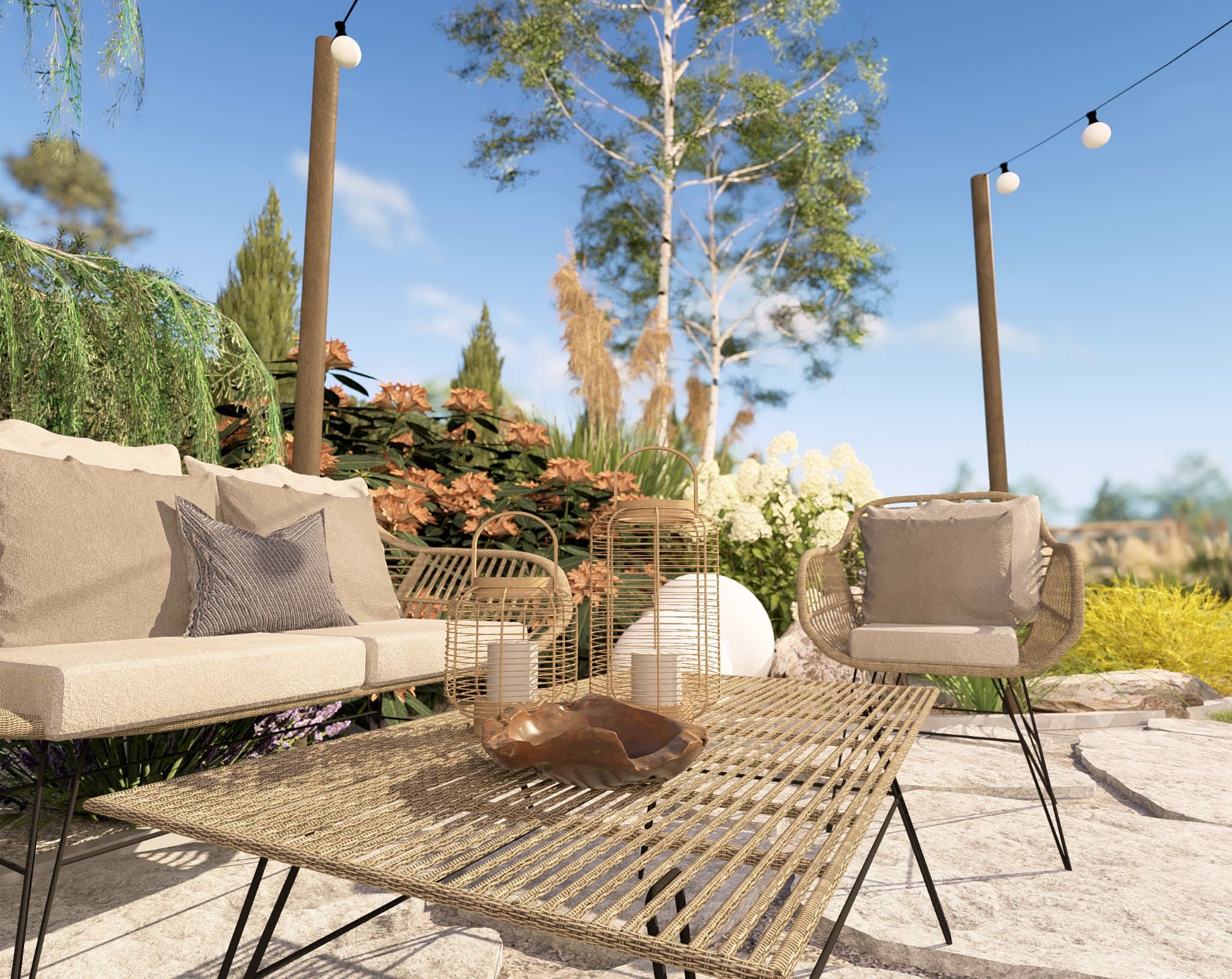Beżowy rattanowy stół i sofa z poduszkami na kamiennej nawierzchni tarasu, otoczone zielenią i kwiatami w słoneczny dzień. Dekoracyjne lampiony i oświetlenie.