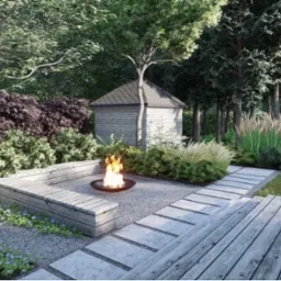 Ogród z miejscem na ognisko otoczonym drewnianą ławką, widoczne ozdobne trawy, ścieżka z płyt betonowych i duży wazon ceramiczny na drewnianym tarasie.