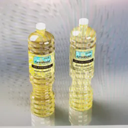 Dwie plastikowe butelki z olejem roślinnym marki Grenhold, jedna z olejem rzepakowym, druga ze słonecznikowym, stojące na błyszczącej powierzchni z refleksami.