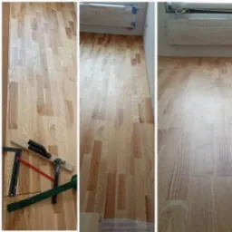 Jasny parkiet w trakcie układania, widoczne narzędzia: młotek, docisk, kątownik, fragment podkładu pod panele, oświetlenie dzienne.