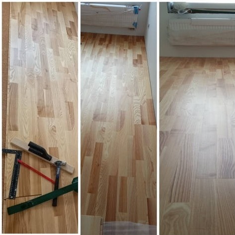 Jasny parkiet w trakcie układania, widoczne narzędzia: młotek, docisk, kątownik, fragment podkładu pod panele, oświetlenie dzienne.