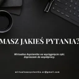 Minimalistyczne ujęcie biurka z czarnym tłem, klawiaturą, notatnikiem, filiżanką i długopisem, z białym napisem 'MASZ JAKIEŚ PYTANIA? Wirtualna Asystentka na wyciągnięcie ręki. Zapraszam...