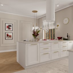 Karolina Szczesna Wnętrza - Jasna kuchnia w stylu klasycznym z wyspą, złotymi akcentami i drewnianą podłogą w jodełkę, dekorowana kwiatami i obrazami.