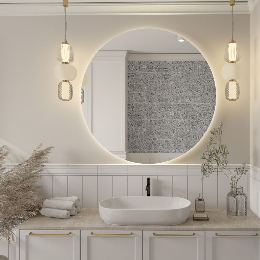 Nowoczesna łazienka z okrągłym lustrem podświetlanym LED, minimalistyczną umywalką nablatową, armaturą w kolorze czarnym, dekoracyjną tapetą w geometryczne wzory odbijającą się w lustrze...