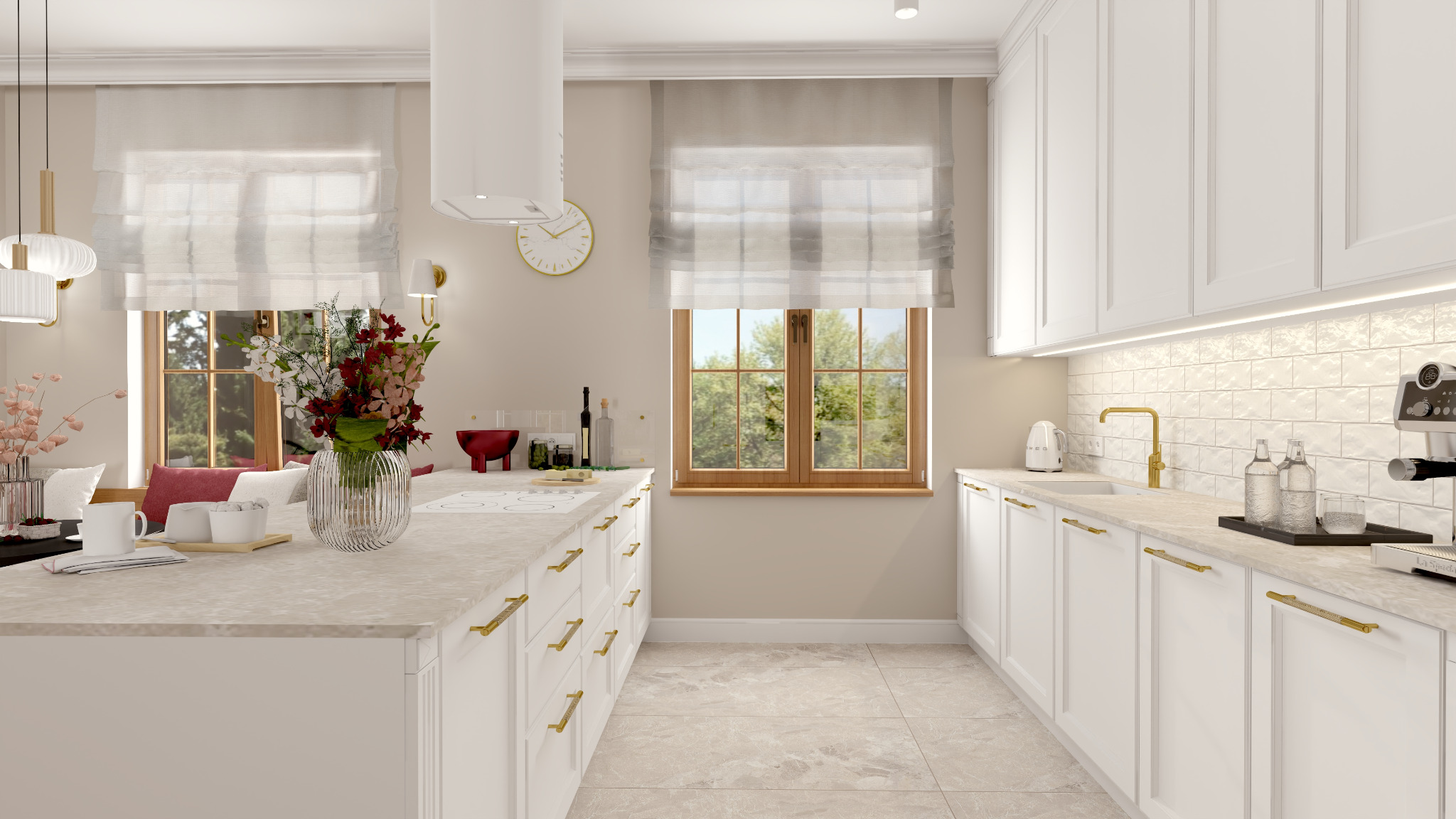 Jasna kuchnia w stylu klasycznym z białymi szafkami, złotymi uchwytami i marmurowym blatem, centralnie umieszczony wysoki bukiet kwiatów w szklanym wazonie, okno z widokiem na zieleń.