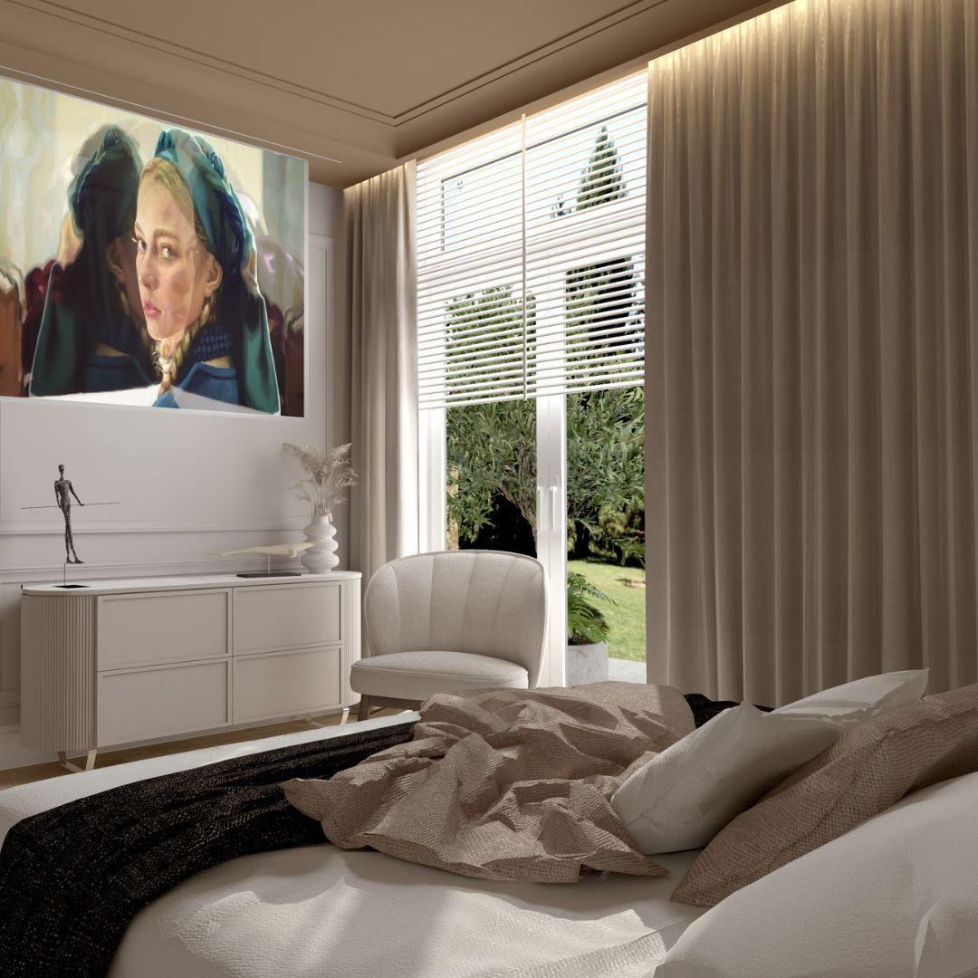 Jasna sypialnia z łóżkiem w pierwszym planie, komodą z dekoracjami i obrazem na ścianie, widokiem na ogród przez okno z żaluzjami i zasłonami.