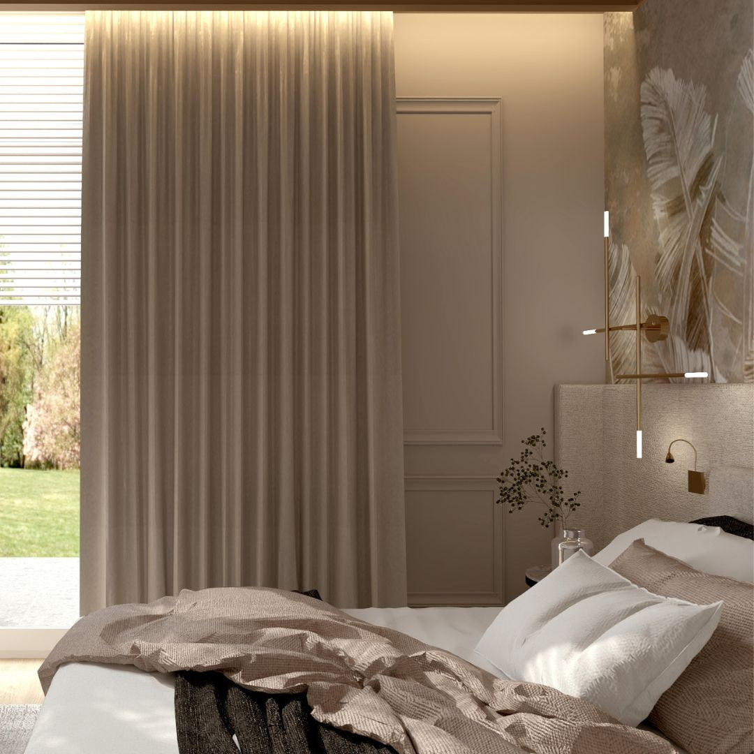 Neutralna sypialnia z beżowymi zasłonami, wzorzystą tapetą z motywem piór, nowoczesnymi lampami ściennymi i minimalistycznym wystrojem.