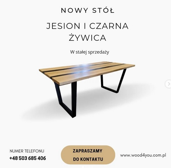 Stół z blatem z jasnego drewna jesionowego z wstawkami z czarnej żywicy epoksydowej, na czarnych, metalowych nogach w kształcie litery V, prezentowany na białym tle z tekstem reklamowym.