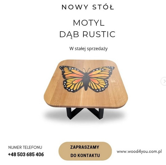 Kwadratowy stolik kawowy z blatem z jasnego drewna dębowego i czarnymi, geometrycznymi nogami, ozdobiony kolorowym motywem motyla.