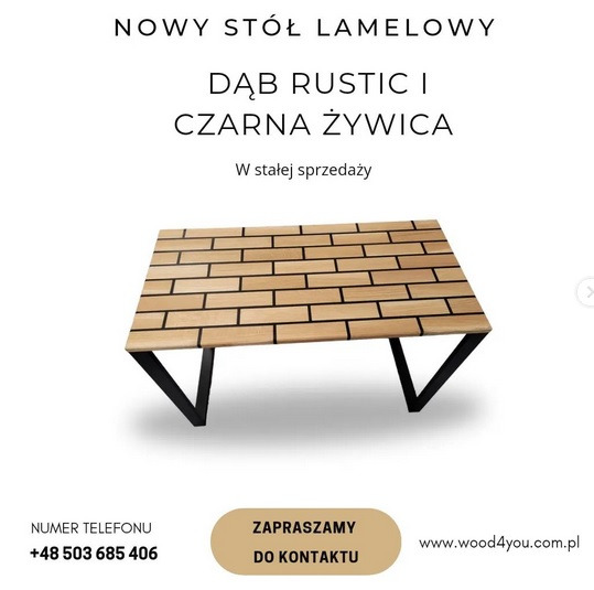 Stół z blatem z dębowych lamelek połączonych czarną żywicą, na czarnych metalowych nogach w kształcie litery V, prezentowany na białym tle.