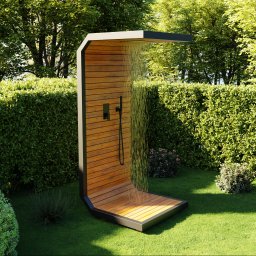 WIZUALIZACJE 3D, ANIMACJE 3D, DRUK 3D, SKAN 3D - Nowoczesny prysznic zewnętrzny z drewnianą ścianą i czarną armaturą, otoczony zielenią trawnika i żywopłotu, z widocznym strumieniem wody.