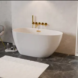 Nowoczesna łazienka z wolnostojącą białą wanną, złotą armaturą, szarym krzesłem na złotych nogach, marmurową podłogą i ścianą oraz widokiem na zieleń za oknem.