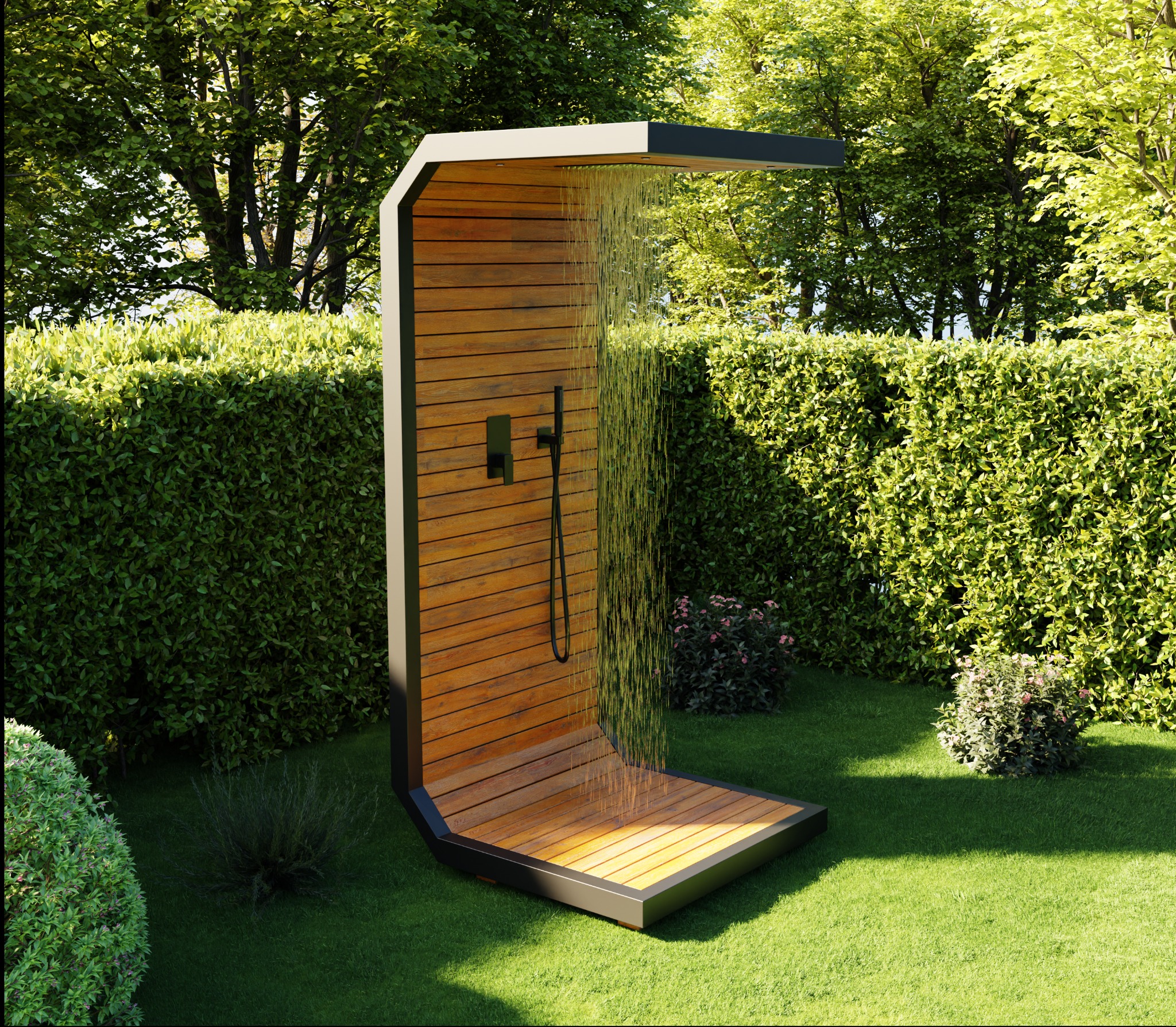 Nowoczesny prysznic zewnętrzny z drewnianą ścianą i czarną armaturą, otoczony zielenią trawnika i żywopłotu, z widocznym strumieniem wody.