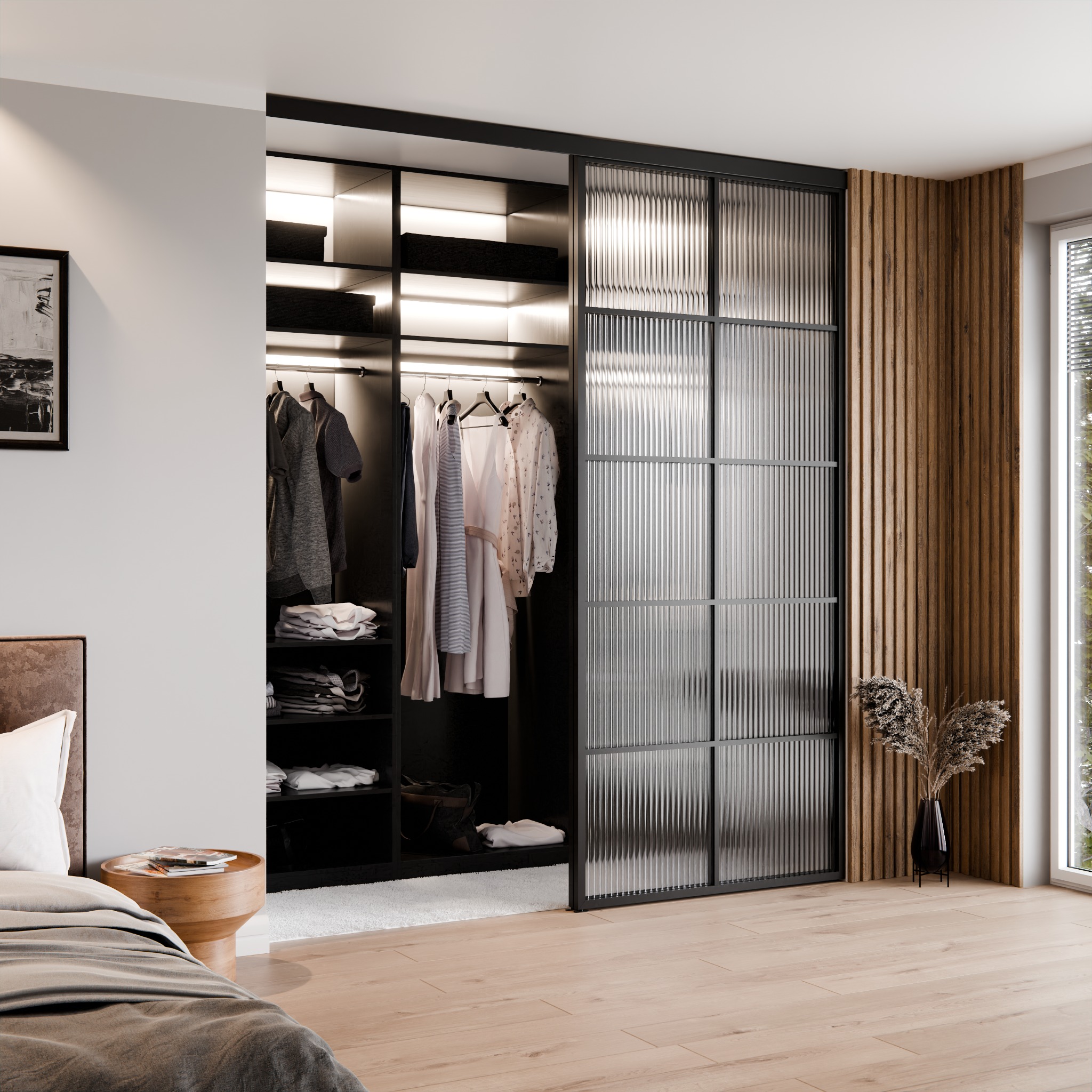 Nowoczesna garderoba z przesuwnymi drzwiami z ryflowanego szkła, oświetleniem LED wewnątrz i drewnianą ścianką dekoracyjną z pionowych listew.