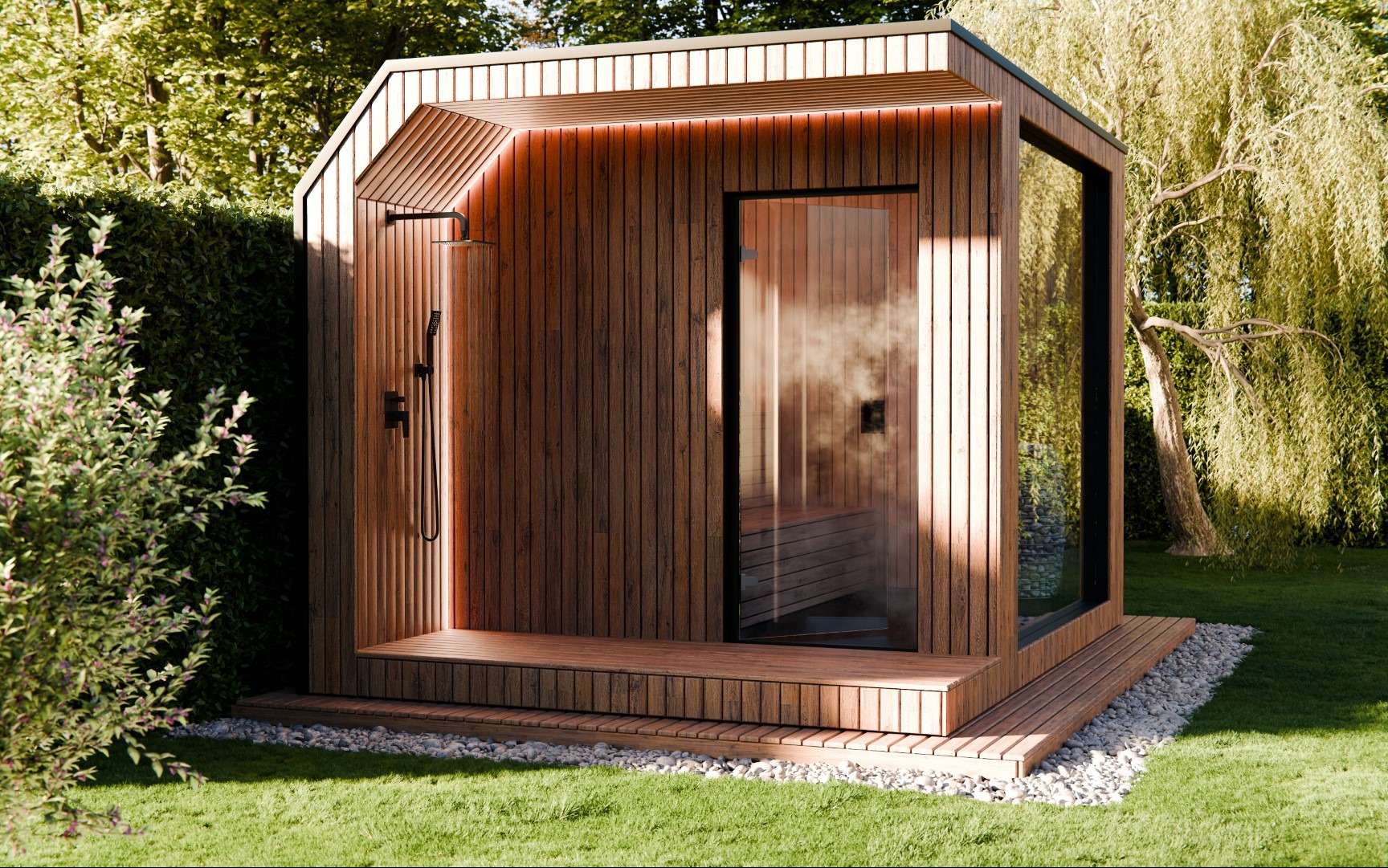 Nowoczesna, drewniana sauna z przeszkloną ścianą i zewnętrznym prysznicem, otoczona zielenią ogrodu, z widoczną parą wewnątrz.